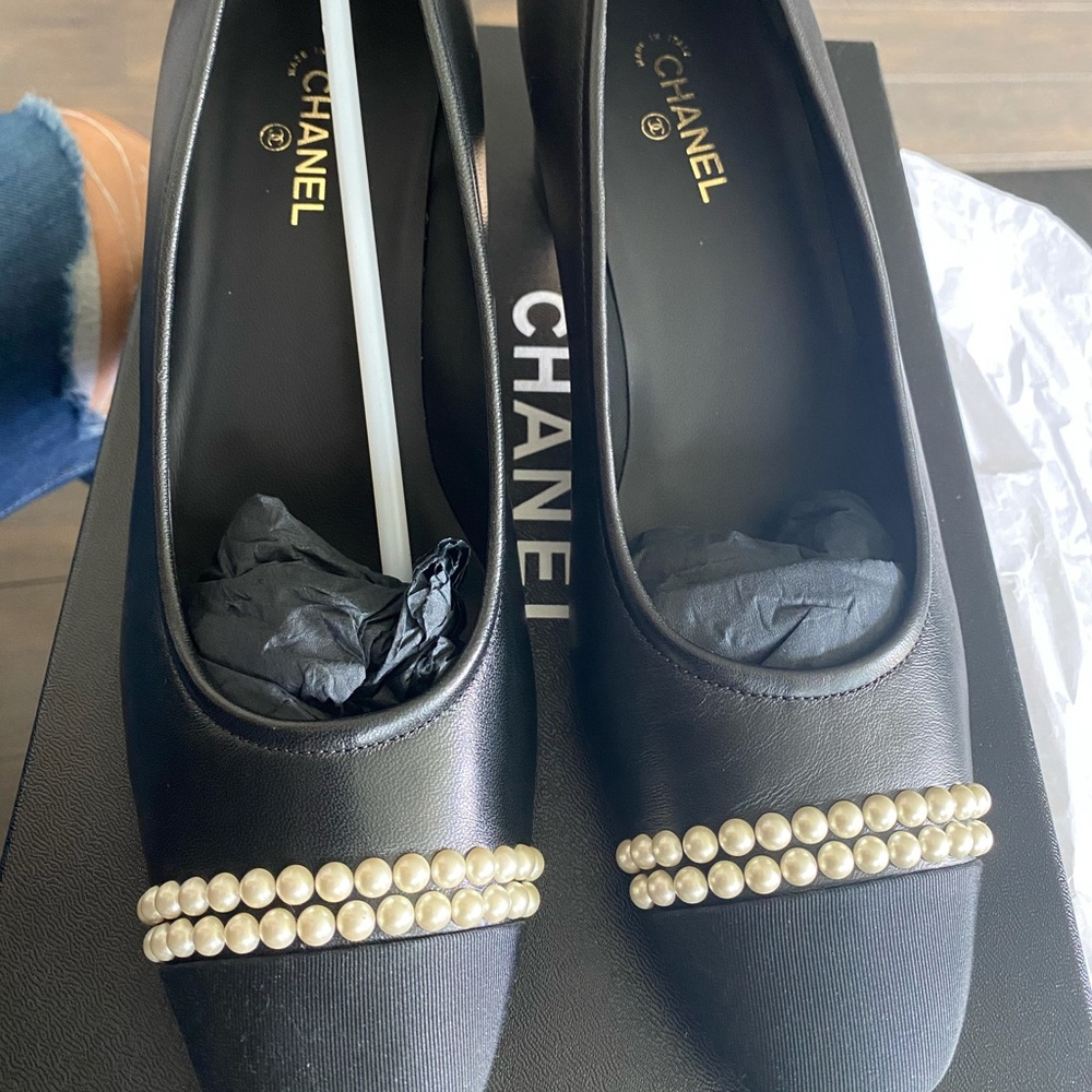 Super classy Chanel pearl pump, size 39 black